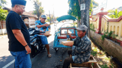 Program Jumat Berkah, Anggota DPR dan DPRD Jember dari NasDem Bagikan Ratusan Nasi Kotak 2 Pembagian nasi kotak program "Jumat Berkah" yang digagas oleh dua politisi Partai NasDem, Anggota DPR RI Haji Charles Meikyansah dan Wakil Ketua III DPRD Jember, Fatmawati. (Istimewa)