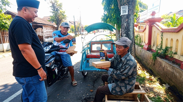Pembagian nasi kotak program "Jumat Berkah" yang digagas oleh dua politisi Partai NasDem, Anggota DPR RI Haji Charles Meikyansah dan Wakil Ketua III DPRD Jember, Fatmawati. (Istimewa)