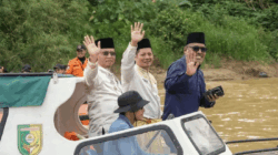 Lambaian Tangan Muhklisin Bikin Heboh Pacu Jalur Benai, Ribuan Warga Antusias, Semoga Amanah Pak Bupati