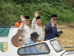 Lambaian Tangan Muhklisin Bikin Heboh Pacu Jalur Benai, Ribuan Warga Antusias, Semoga Amanah Pak Bupati