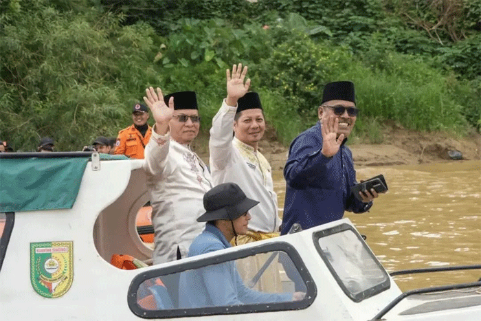 Lambaian Tangan Muhklisin Bikin Heboh Pacu Jalur Benai, Ribuan Warga Antusias, Semoga Amanah Pak Bupati 1 Lambaian Tangan Muhklisin di Pacu Jalur Benai Banjir