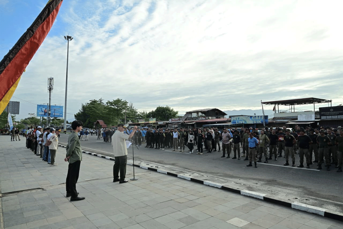 Pencanangan Gerakan Indonesia Asri (ASRI) 2026 yang mengusung tema lingkungan bersih, masyarakat sehat, Indonesia hebat di Lapangan Pantai Purus Cimpago, Padang, Jumat (10/7/2026).