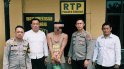 Petugas bersama pelaku yang diamankan