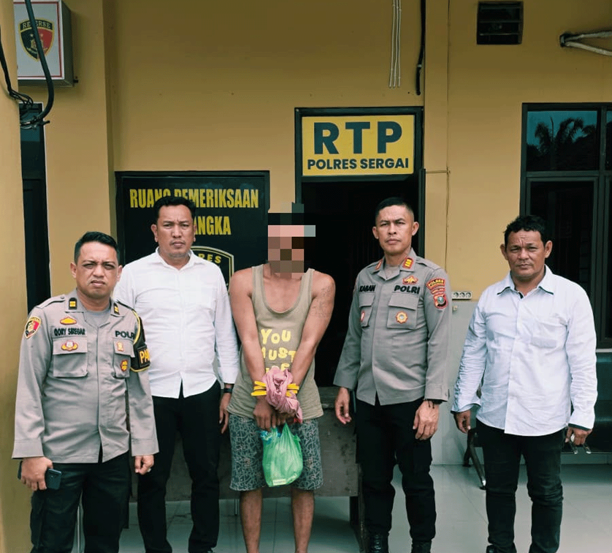 Petugas bersama pelaku yang diamankan