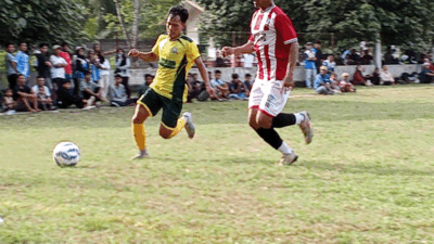 Striker Sejati Jaya Jersey kuning dihadang oleh bek pertahanan Adolina FC dalam laga pembuka turnamen sepakbola piala Bupati dan wakil Bupati U-23 tahun 2026.