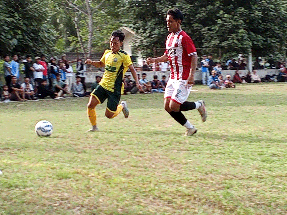 Comeback Spektakuler! Sejati Jaya Bangkit dari Ketertinggalan, Adolina FC Tumbang 2-1 di Piala Bupati Sergai 1 Striker Sejati Jaya Jersey kuning dihadang oleh bek pertahanan Adolina FC dalam laga pembuka turnamen sepakbola piala Bupati dan wakil Bupati U-23 tahun 2026.