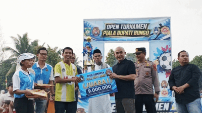 Penyerahan hadiah pada pemenang. (bungokab.co.id)