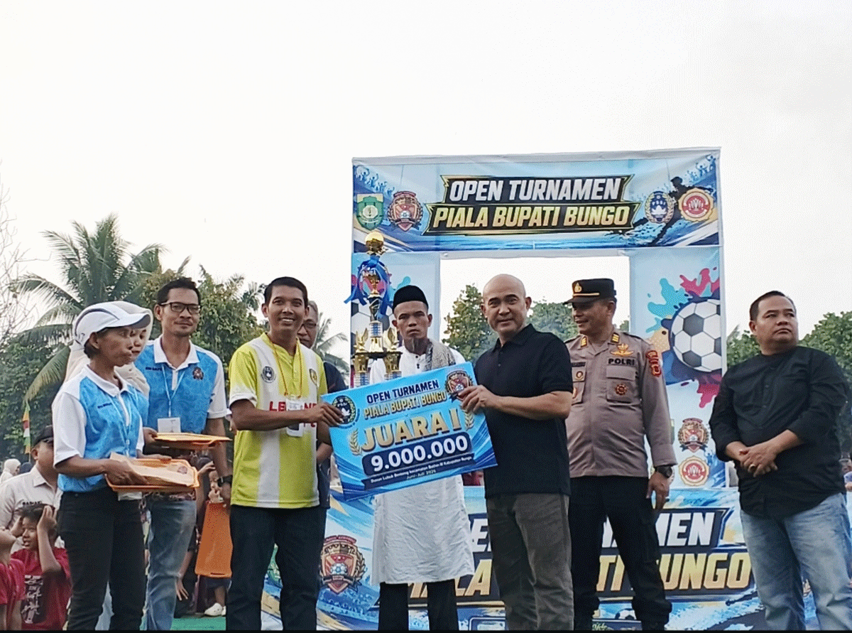Euforia Piala Dunia Menggema di Bungo, PS Raya FC Rebut Piala Bupati 2026 1 Penyerahan hadiah pada pemenang. (bungokab.co.id)