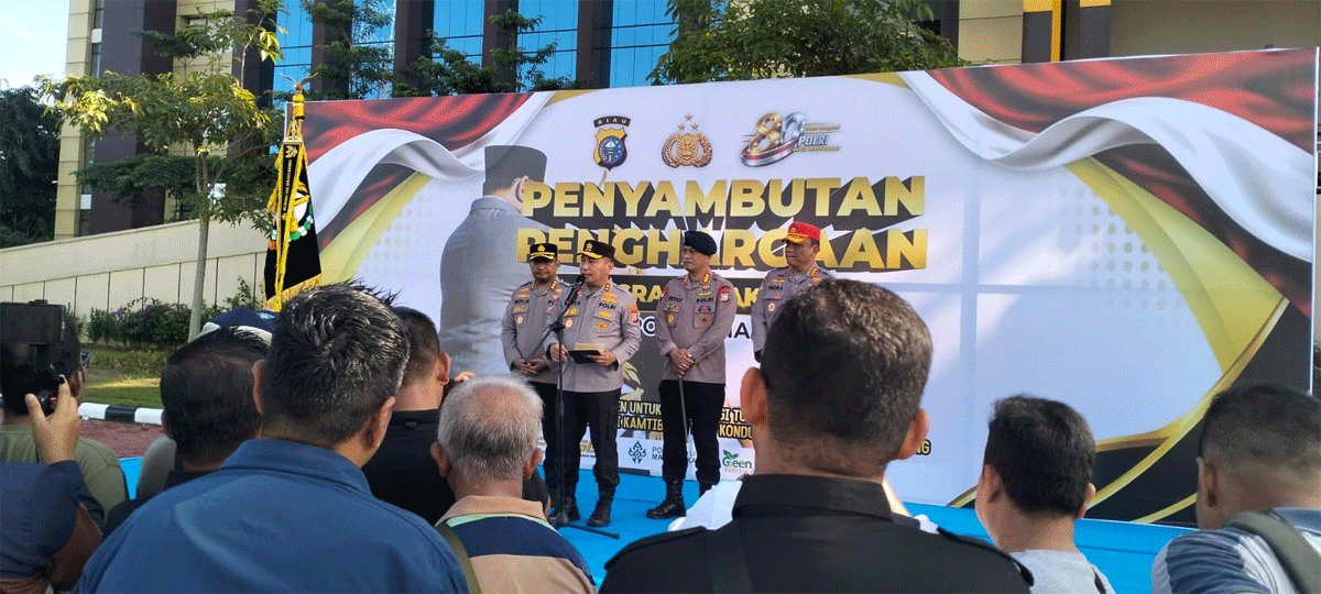 Bawa Pulang Tanda Kehormatan Nugraha Sakanti dari Presiden, Kapolda Riau Disambut Antusias Personel dan Masyarakat 1 Penyambutan penghargaan
