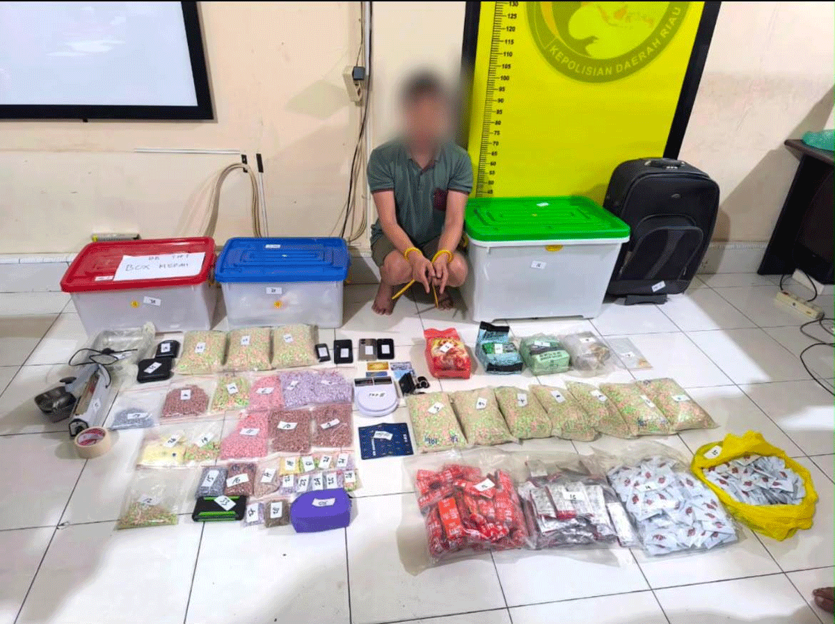 Terduga pelaku dan barang bukti yang diamankan polisi