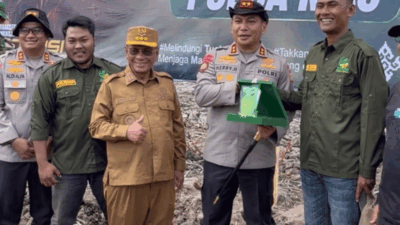Kapolda Riau terima penghargaan.
