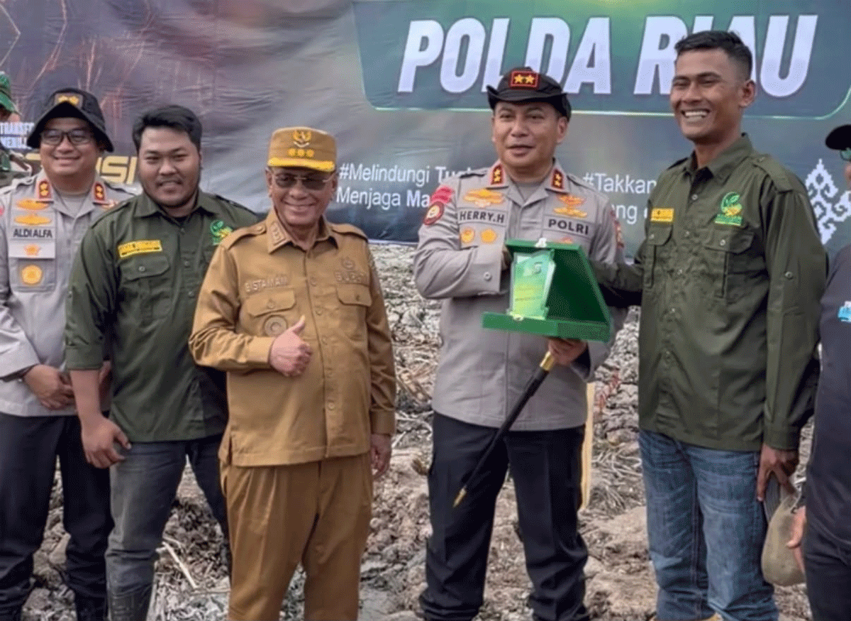 Kapolda Riau terima penghargaan.