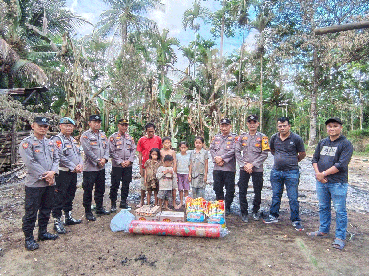 Turut Prihatin, Kapolsek Gido Kunjungi Korban Kebakaran di Desa Loloana'a Gido 1 Kepolisian Sektor (Polsek) Gido kunjungi kediaman Bezisokhi Waruwu yang menjadi korban kebakaran rumah, tepatnya di Dusun I, Desa Loloana'a Gido, Kecamatan Gido, Kabupaten Nias, Jumat (3/7/2026)