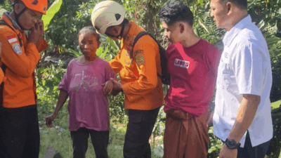Tim SAR mengevakuasi Awa, perempuan lansia di Jember, Jawa Timur, yang sempat dilaporkan hilang saat mencari kayu bakar di areal perkebunan, Senin (6/7/2026). (Foto: Humas PMI Jember)