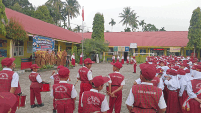 Asbandi Pimpin Upacara Bendera Perdana, Sambut Hangat Peserta Didik Baru SDN 04 Bariang Rao-Rao
