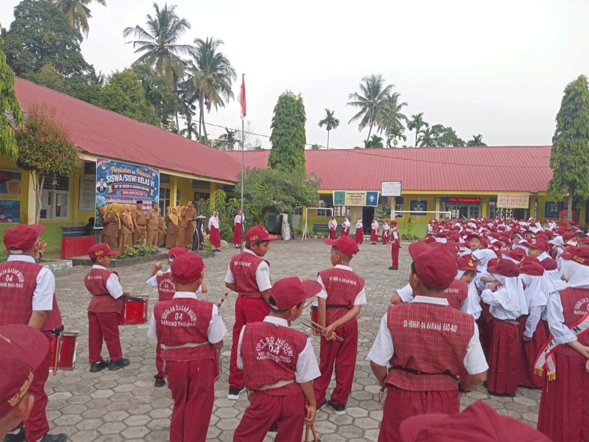 Asbandi Pimpin Upacara Bendera Perdana, Sambut Hangat Peserta Didik Baru SDN 04 Bariang Rao-Rao