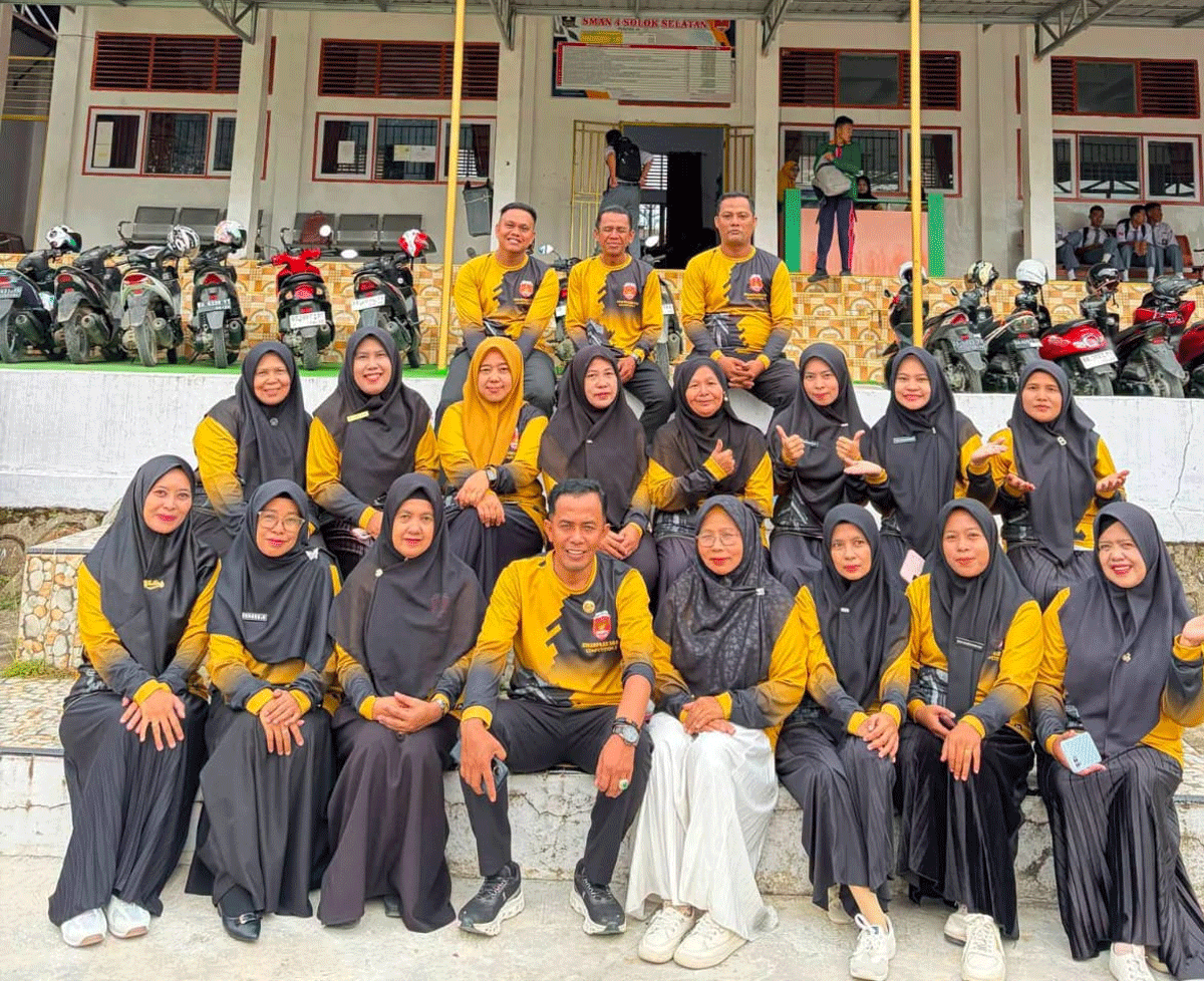 Luar Biasa! SMAN 4 Solok Selatan Catat Prestasi Beruntun, dari BOS Kinerja hingga Boarding School 1 Kepala Sekolahg Akmalu Rijal Putra Apresiasi kekekompakan guru