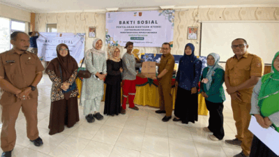 Ratusan Warga Rentan Terima Bantuan ATENSI di Kabupaten Agam 8 Penyerahan bantuan pada warga