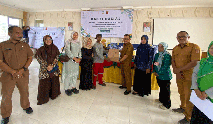 Ratusan Warga Rentan Terima Bantuan ATENSI di Kabupaten Agam 1 Penyerahan bantuan pada warga
