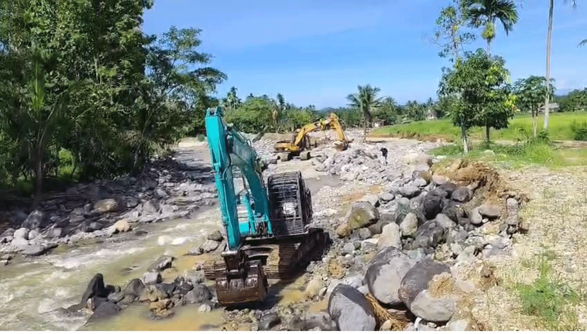 Gerak Cepat! Tiga Alat Berat Diterjunkan Semalam, Sungai Penyebab Banjir di Padang Dinormalisasi 1 Pasca Ditinjau Gubernur, Tiga Alat Berat Mulai Normalisasi Sungai di Lokasi Banjir Kuranji
