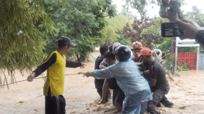 Cuaca Ekstrim, Kota Padang Dikepung Banjir, Tim Gabungan Gencarkan Evakuasi Warga 10 Kota Padang dikepung banjir yang dipicu cuaca ekstrim
