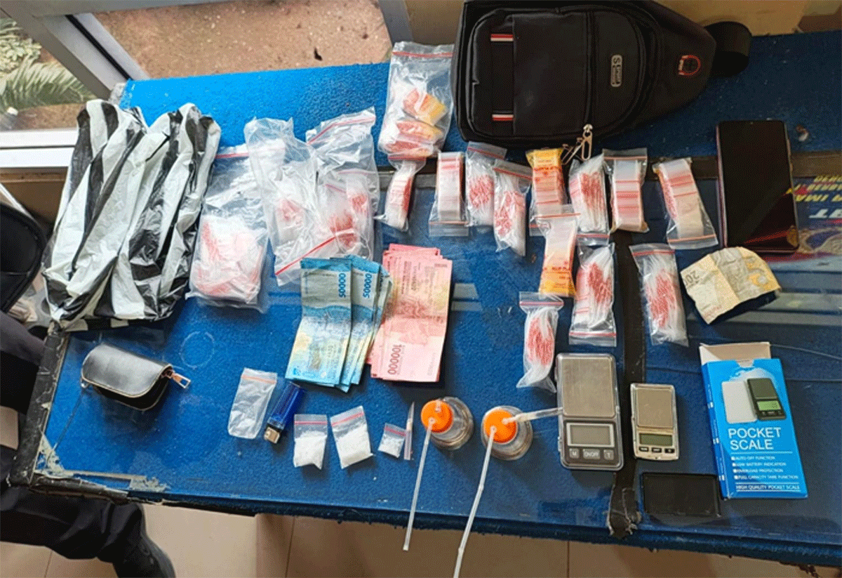 Diduga Edarkan Narkoba, Empat Warga Diamankan Satresnarkoba Polres Dharmasraya, Sabu dan Uang Rp2,95 Juta Disita 1 Barang bukti yang diamankan polisi