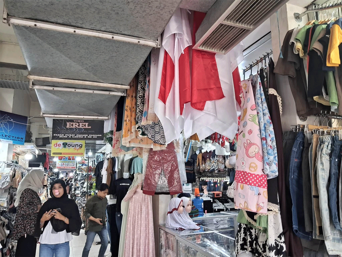 Jelang HUT ke-81 RI, Lapak Bendera Mulai Semarak di Pasar Pusat Padang Panjang