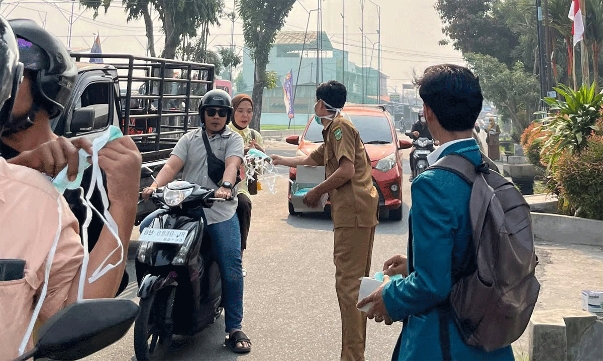 Pemerintah Provinsi Riau melalui Dinas Kesehatan membagikan 14.000 masker gratis kepada masyarakat di tujuh lokasi rawan terdampak asap kebakaran hutan dan lahan (karhutla) wilayah Pekanbaru dan Kampar, Senin (24/8/2026). (riau.go.id)