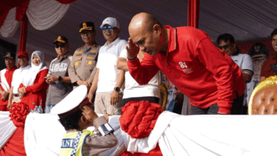 Ribuan Anak TK hingga PAUD Meriahkan HUT ke-81 RI di Bungo, Kostum Kreatif Bikin Suasana Makin Semarak 8 Bupati Bungo beri hormat pada peserta karnaval. (bungokab.go.id)