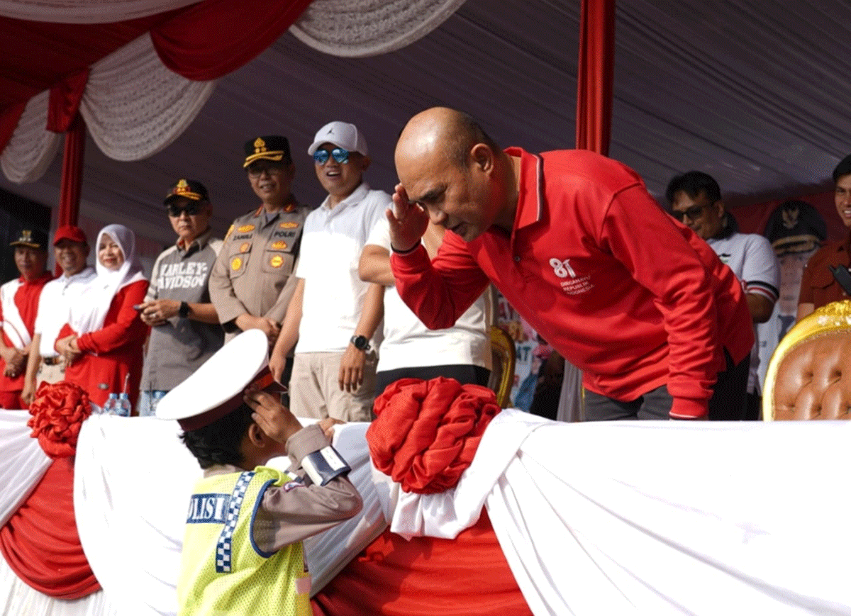 Ribuan Anak TK hingga PAUD Meriahkan HUT ke-81 RI di Bungo, Kostum Kreatif Bikin Suasana Makin Semarak 1 Bupati Bungo beri hormat pada peserta karnaval. (bungokab.go.id)