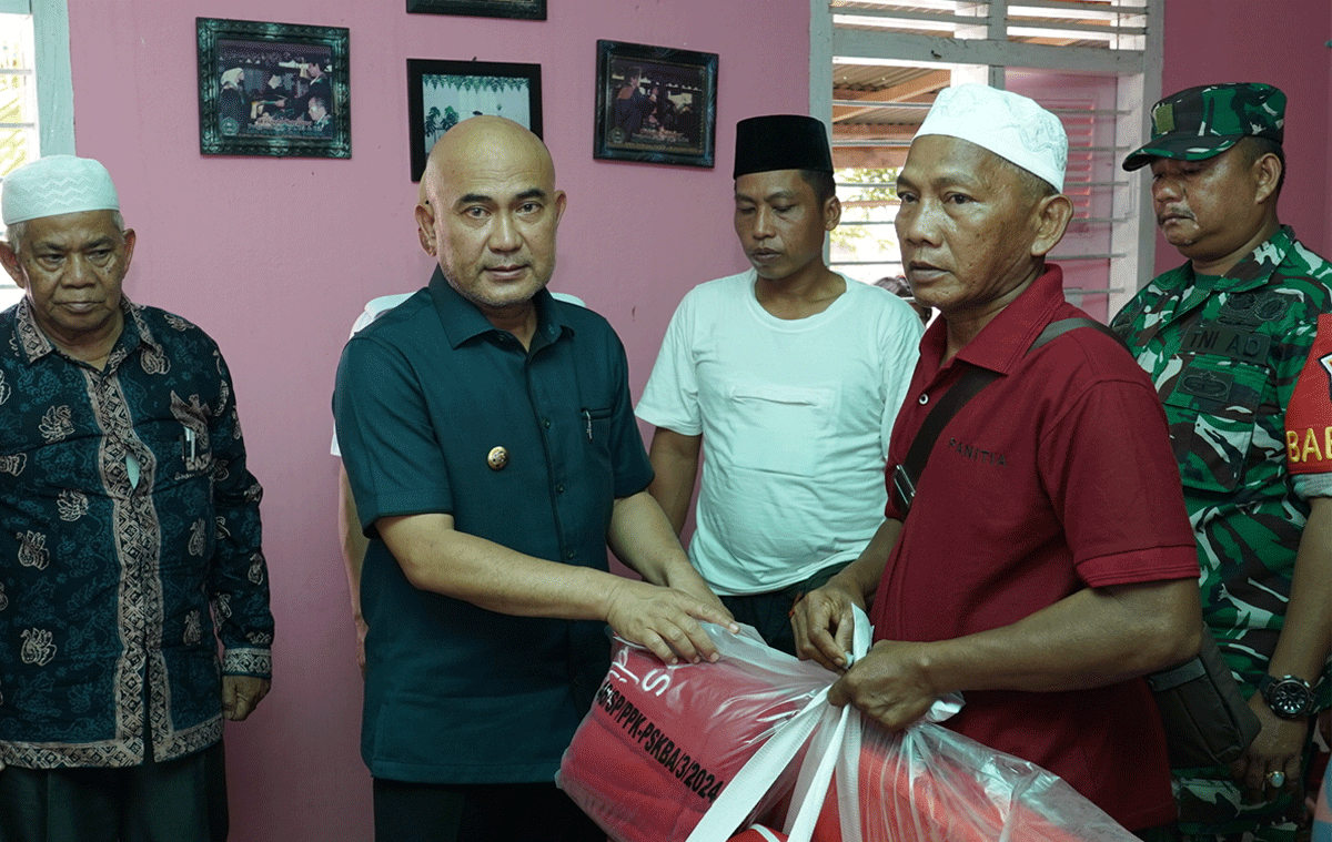 Kebakaran Hebat Hanguskan 10 Rumah di Bungo, Bupati Dedy Putra Antar Bantuan untuk Korban 1 Bupati Bungo, Dedy Putra serahkan bantuan pada korban kebakaran. (bungokab.go.id)