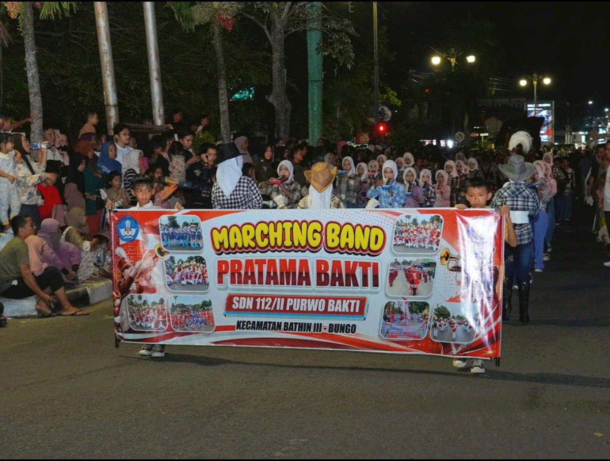 Bupati Dedy Putra Buka Street Parade Night 2026, Ribuan Warga Padati Pusat Kota Bungo 1 Bupati Bungo Dedy Putra membuka Street Parade Night 2026 yang diikuti 36 tim. Ribuan warga memadati lokasi untuk menyaksikan atraksi marching art yang spektakuler.
