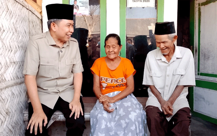Empat Dekade dalam Gelap: Kisah Pasangan Lansia Disabilitas Netra Penerima Homecare di Jember 1 Bupati Jember, Muhammad Fawait, saat mengunjungi kediaman Boimin dan Satema, di kawasan pesisir Lingkungan Getem, Dusun Kalimalang, Desa Mojomulyo, Kecamatan Puger, Minggu (16/8/2026). (Foto: Mahrus Sholih)