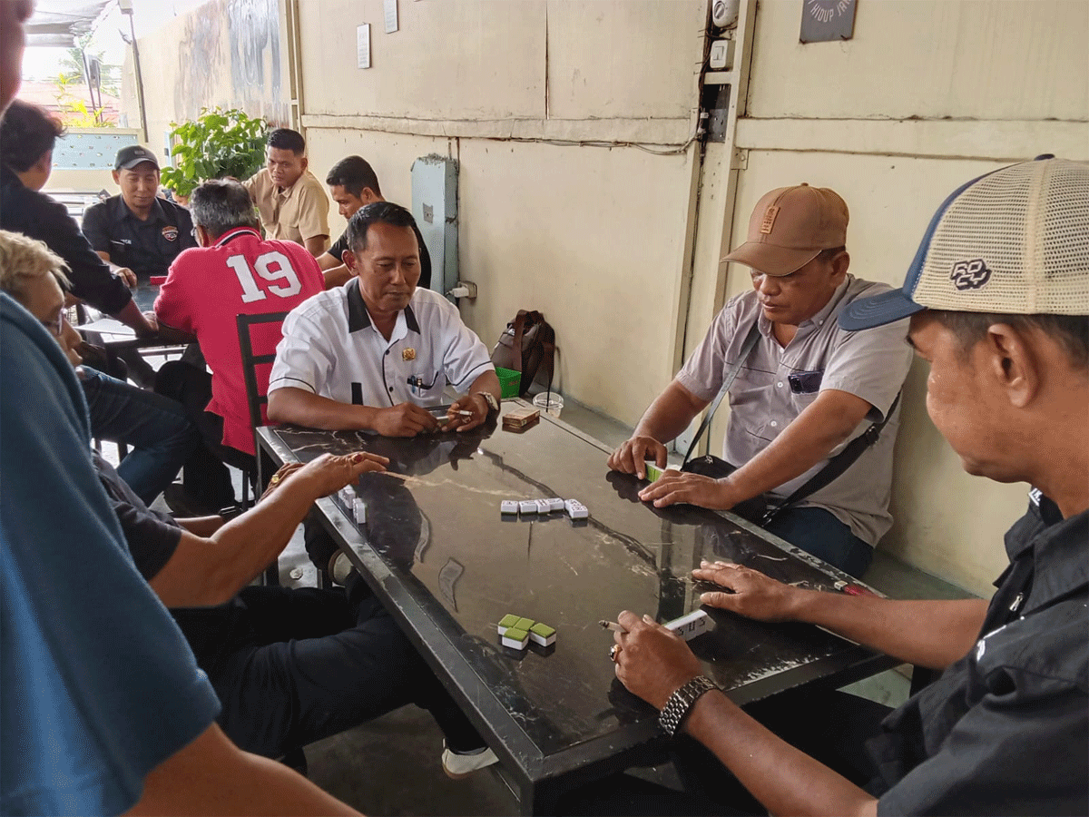 Bukan Sekadar Main Domino, Wartawan hingga Polisi Adu Strategi di Serdang Bedagai 1 Bukan Sekadar Main Domino, Wartawan hingga Polisi Adu Strategi di Serdang Bedagai