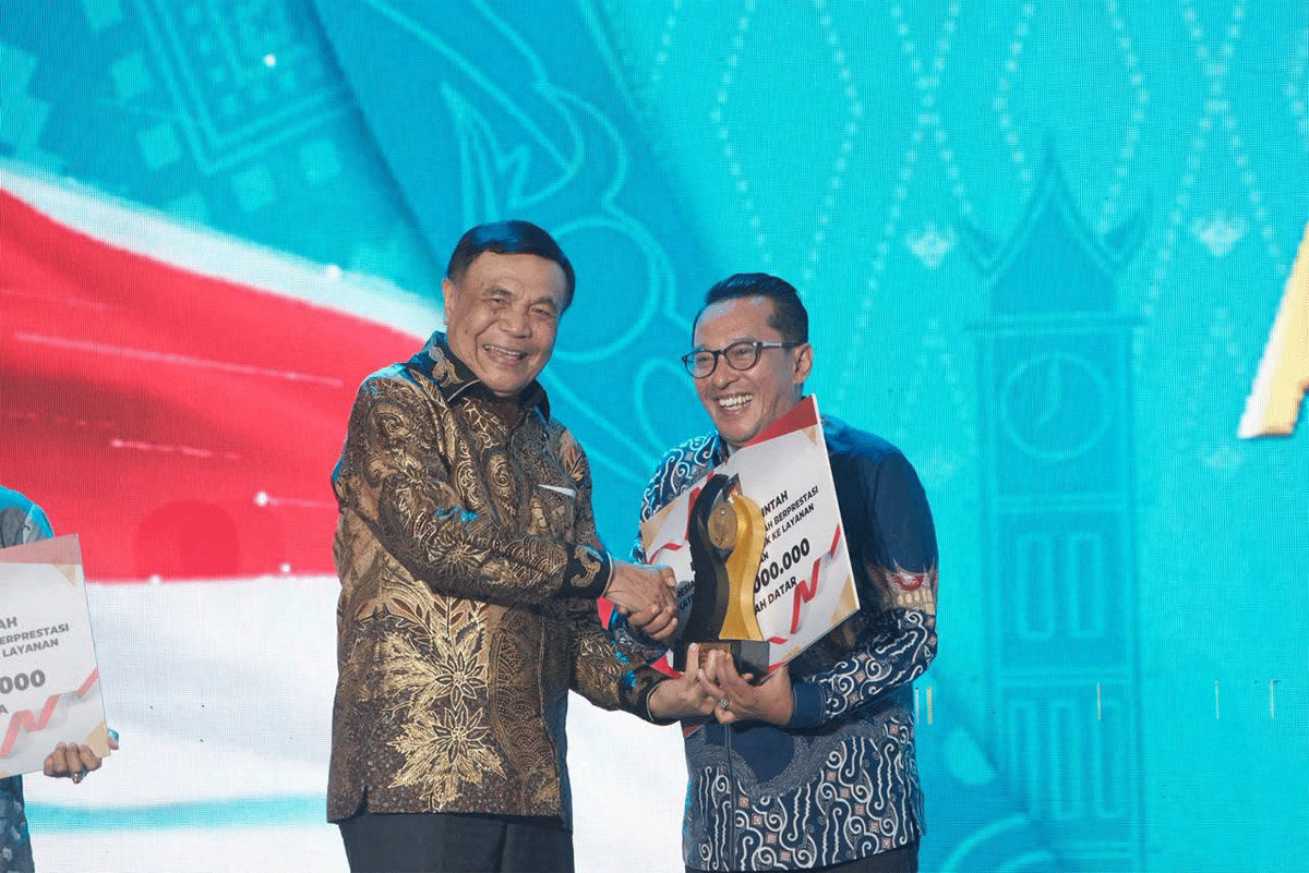 Tanah Datar Terbaik II Sumatera, Raih Reward Fiskal Rp1,5 Miliar 1 Bupati Tanah Datar terima penghargaan