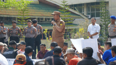 Bupati Indragiri Hilir H. Herman, bersama unsur Forum Koordinasi Pimpinan Daerah (Forkopimda) menerima dan menyambut baik aspirasi yang disampaikan Aliansi Mahasiswa Bersama Rakyat (AMBAR) dalam aksi di Kantor Bupati Indragiri Hilir, Senin (10/8/2026).