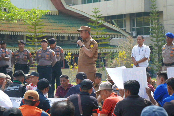 Bupati Indragiri Hilir H. Herman, bersama unsur Forum Koordinasi Pimpinan Daerah (Forkopimda) menerima dan menyambut baik aspirasi yang disampaikan Aliansi Mahasiswa Bersama Rakyat (AMBAR) dalam aksi di Kantor Bupati Indragiri Hilir, Senin (10/8/2026).
