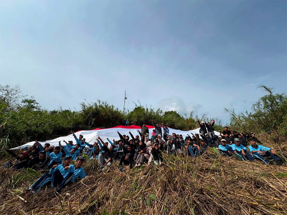 Pengibaran bendera raksasa. (Kominfo)