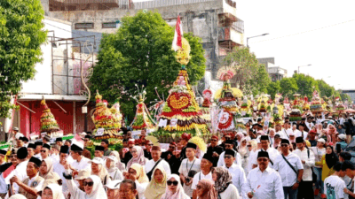 527 Gunungan Diarak, Ancak Agung Jember 2026 Pecahkan Dua Rekor MURI 9 Arak-arakan gunungan pada acara Ancak Agung di Kabupaten Jember, Sabtu (22/8/2026). Agenda tersebut memecahkan dua rekor MURI sekaligus. (Foto: PPID Sukorambi)