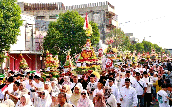 527 Gunungan Diarak, Ancak Agung Jember 2026 Pecahkan Dua Rekor MURI 1 Arak-arakan gunungan pada acara Ancak Agung di Kabupaten Jember, Sabtu (22/8/2026). Agenda tersebut memecahkan dua rekor MURI sekaligus. (Foto: PPID Sukorambi)