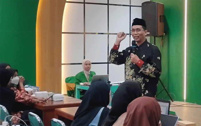 Solusi Lapor Bullying yang Aman untuk Siswa, Universitas Islam Jember Hadirkan Sirasa 1 Ketua tim, Dr. Arifin Nur Budiono saat memberi materi perihal bullying dan penanganannya kepada sekolah-sekolah di bawah naungan LP Ma'arif Jember. Kegiatan berlangsung di Kampus I UIJ, Sabtu (22/8/2026). (Foto: Fathur Rozi)