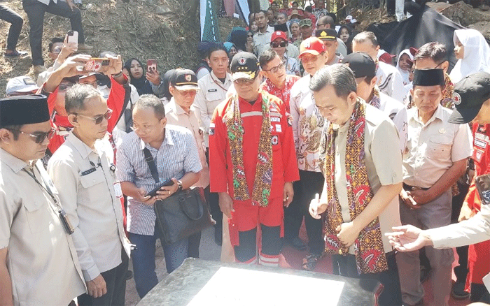 Hubungkan Warga Dua Dusun, Jembatan Gantung Bantuan PSMTI di Jelbuk Diresmikan 1 Bupati Jember, Muhammad Fawait (pakai syal, kanan) bersama Dewan Kehormatan PSMTI, Letjen TNI (Purn.) A.M. Putranto (pakai syal, kiri), meresmikan jembatan gantung bantuan PSMTI di Desa Sukowiryo, Kecamatan Jelbuk, Jember, Jawa Timur, Jumat (28/8/2026). (Foto: Mahrus Sholih)