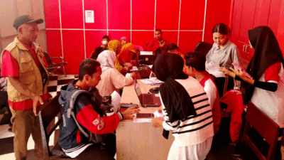 Warga antre mendaftar sebagai peserta Tajemtra 2026 di sekretariat panitia. Hingga kemarin, Jumat (21/8/2026), total pendaftar mencapai 18.500 dari target 25.000 peserta. (Foto: Disporabudpar Jember)