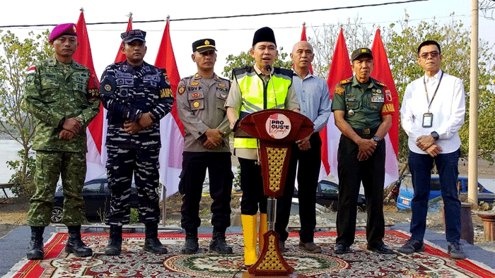 Bupati Muhammad Fawait paparkan berbagai program pembangunan, termasuk gelontoran anggaran untuk sektor pangan di Jember, pada program Pro Guse Update di kawasan pesisir Pantai Pancer, Kecamatan Puger, Minggu (16/8/2026). (Foto: Mahrus Sholih)
