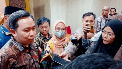 Bupati Jember, Muhammad Fawait saat diwawancara oleh jurnalis di Pendopo Wahyawibawagraha, beberapa waktu lalu. (Foto: Mahrus Sholih)