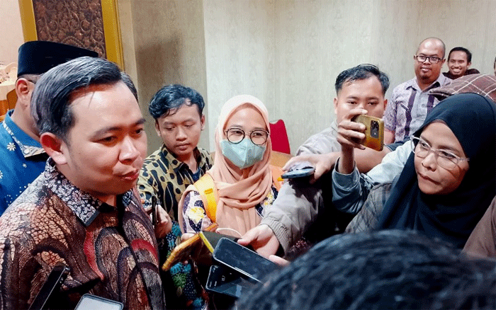 Bupati Jember Dukung Peralihan Status PPPK Menjadi PNS, Apresiasi Kebijakan Pemerintah Pusat 1 Bupati Jember, Muhammad Fawait saat diwawancara oleh jurnalis di Pendopo Wahyawibawagraha, beberapa waktu lalu. (Foto: Mahrus Sholih)
