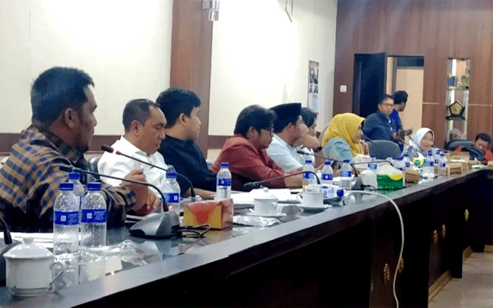 Lima Fraksi DPRD Jember Dukung Dana Talangan Rp786 Miliar, Pembangunan Dinilai Mendesak 1 Anggota Fraksi NasDem, Budi Wicaksono (kiri), menyampaikan persetujuannya soal dana talangan untuk pembangunan infrastruktur dan rumah sakit pada rapat finalisasi KUA-PPAS 2027 oleh Banggar DPRD bersama TAPD di gedung DPRD Jember, Rabu (19/8/2026). (Foto: Mahrus Sholih)