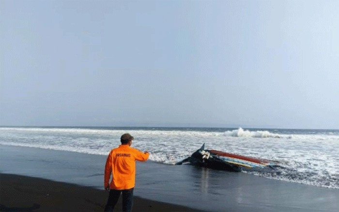 Kondisi perahu nelayan yang terbalik di perairan Pantai Paseban, Kecamatan Kencong, Jember, Jawa Timur. Hingga kini, Tim SAR gabungan masih mencari tiga nelayan yang dilaporkan hilang, Kamis (20/8/2026). (Foto: Pusdalops PB BPBD Jember)