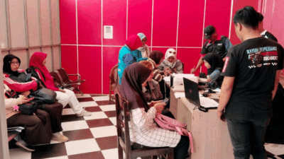 Sejumlah warga mendaftar sebagai peserta Tajemtra 2026 di sekretariat panitia kompleks Jember Sport Garden, Kecamatan Ajung, Jember, Jawa Timur. (Foto: Disporabudpar Jember)