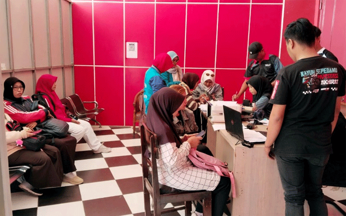 Tajemtra 2026 Bikin Heboh! Pendaftar Tembus 11 Ribu, Antusiasme Terus Meledak 1 Sejumlah warga mendaftar sebagai peserta Tajemtra 2026 di sekretariat panitia kompleks Jember Sport Garden, Kecamatan Ajung, Jember, Jawa Timur. (Foto: Disporabudpar Jember)